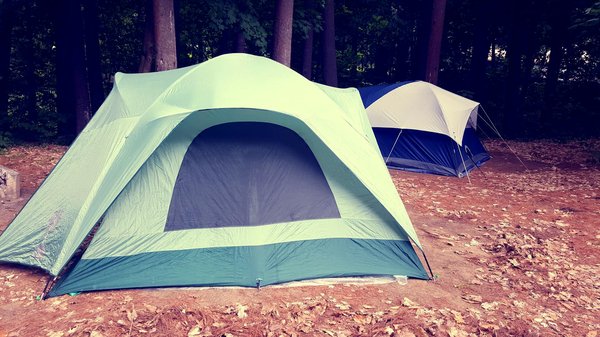 Quels sont les équipements nécessaires pour un camping en zone désertique la nuit?